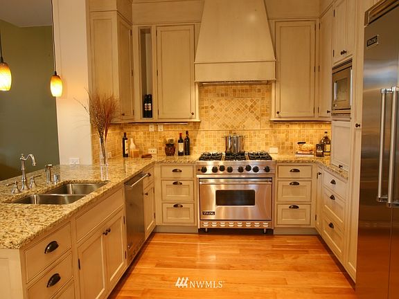 3rd image of 10650 NE 9th Place #TH16
