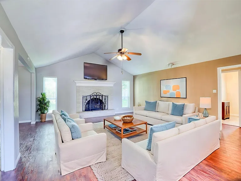 607 Rosewood Dr — Photo 3