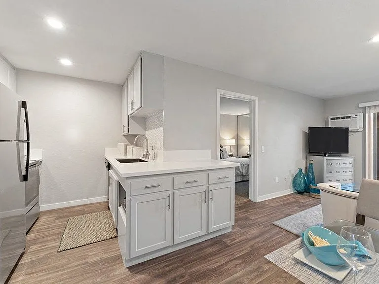 Pointe Luxe Apartment Homes — Photo 4