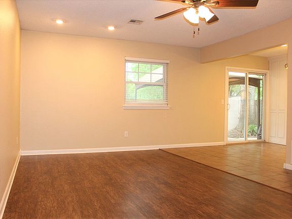 2nd image of 814 Hawthorne Pl