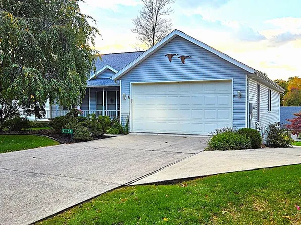 6127 Greenbriar Dr, Fayetteville, PA 17222