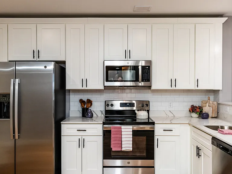 The Residence at 1000 Elm — Photo 3