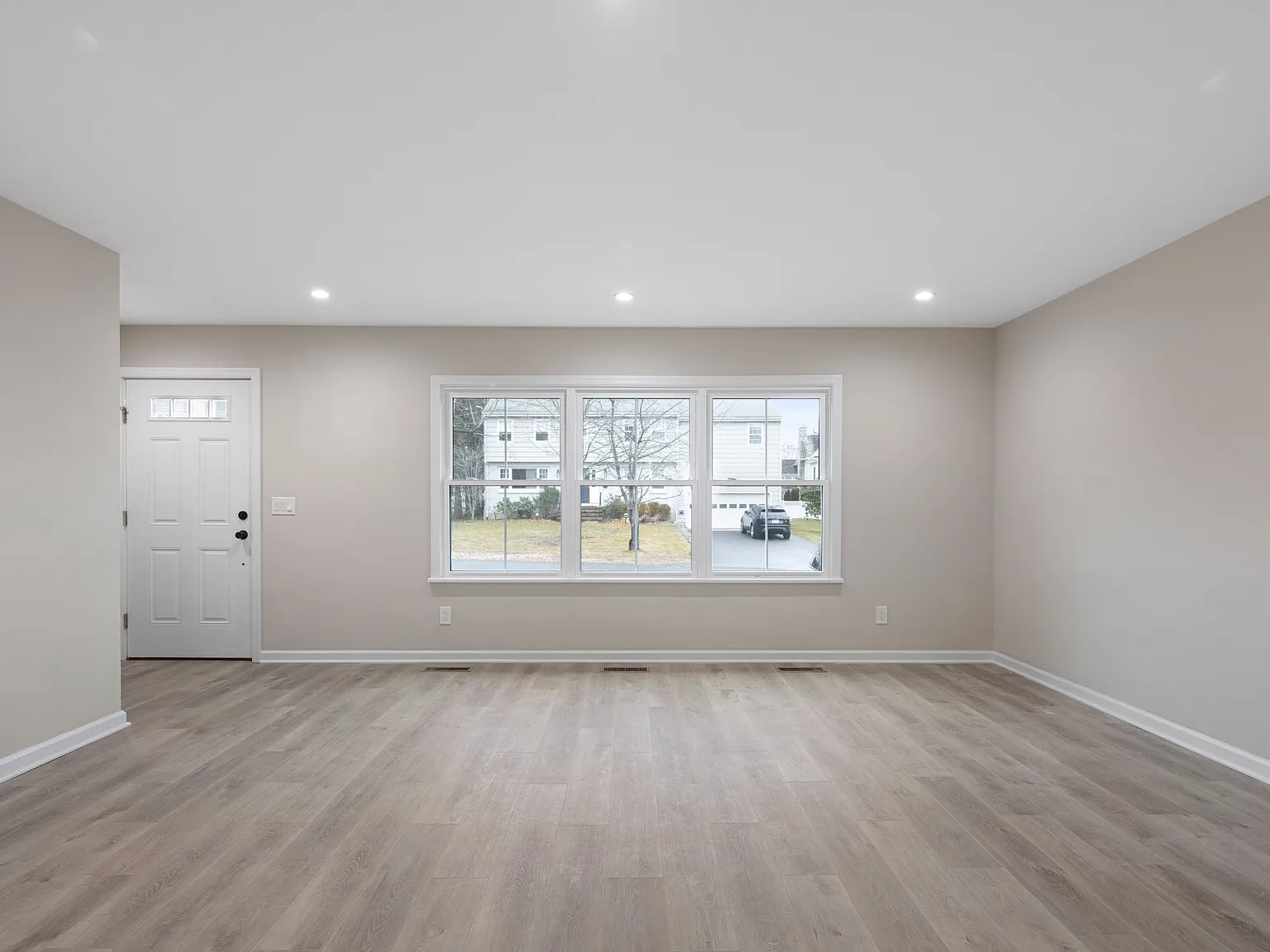 3 bed, 2.5 bath, 1865 sqft, $5,100 — Photo 3