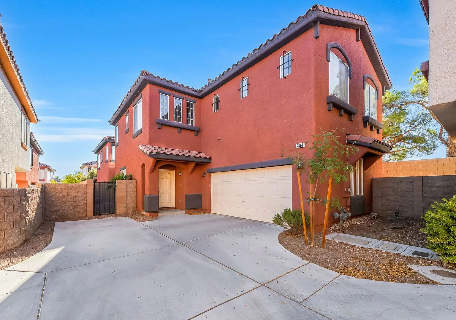 Introducing a 3 Bedroom property nestled in the vibrant city of Las Vegas. — Photo 1