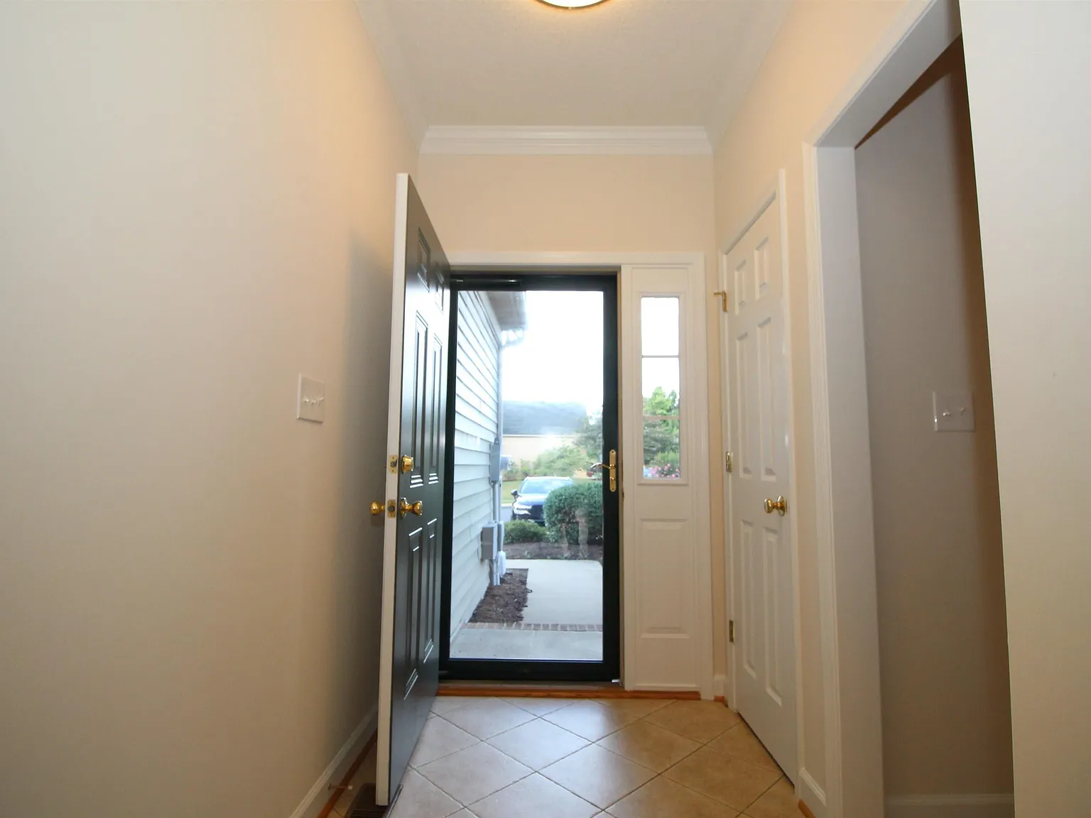 3 bed, 2.5 bath, 1904 sqft, $2,400 — Photo 2