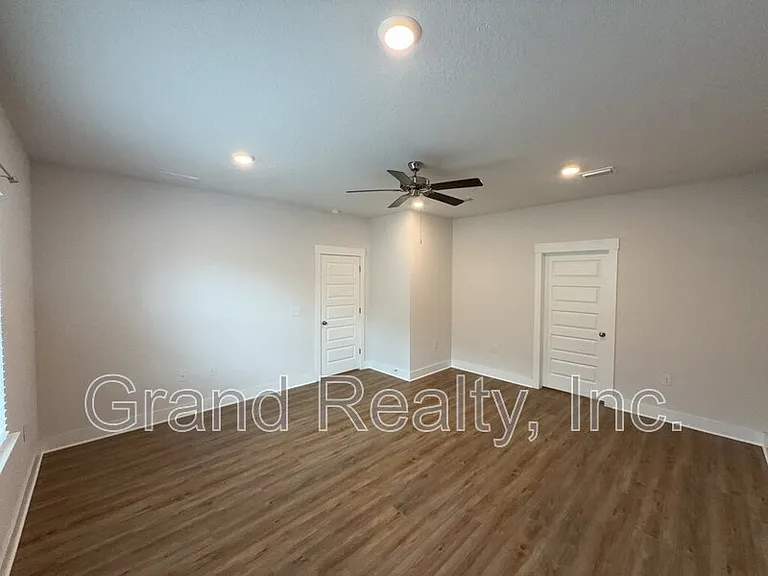 5869 Danbury Blvd — Photo 10