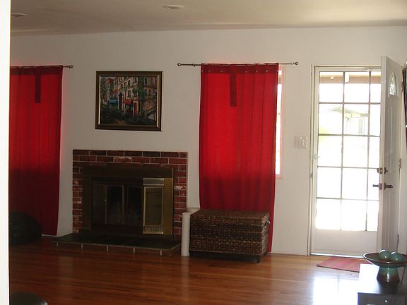 Livingroom with Fireplace