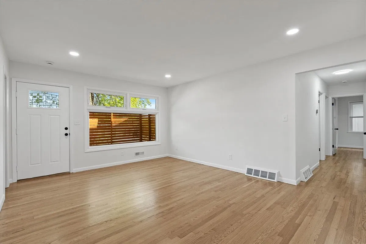 3 bed, 1210 sqft, $2,399 — Photo 4