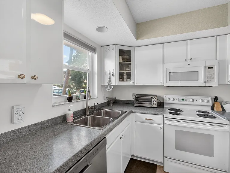 2950 SE Ocean Blvd — Photo 13