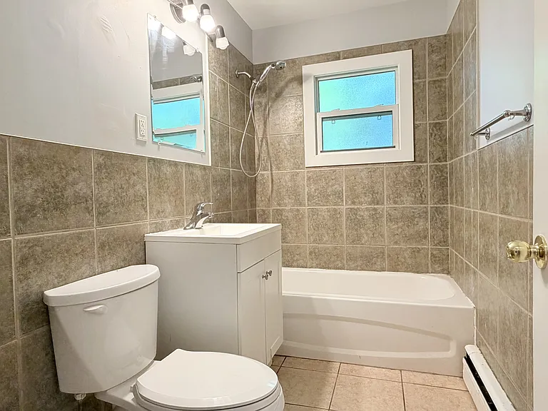 537 Confederation St #1 — Photo 10