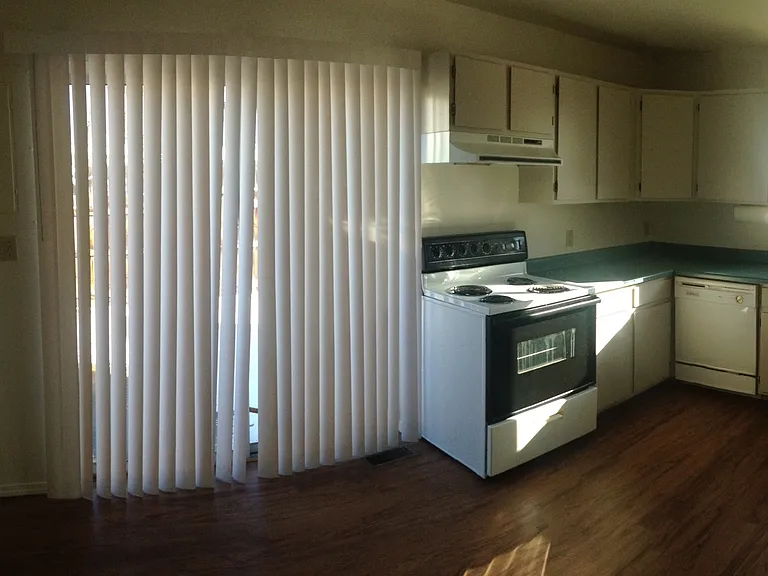 610 S Cedar St — Photo 6