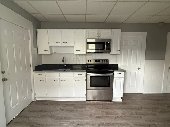 27 Ellen Avenue, Chicopee. MA, 01013., 27 Ellen Ave #2L, Chicopee, MA 01013