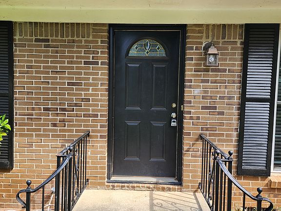 2nd image of 829 E Glochester Pl