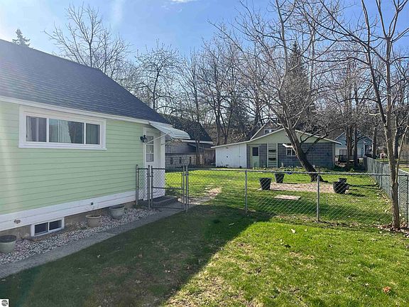 5th image of 136 E 15th St