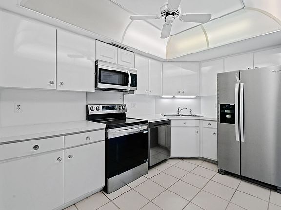 3rd image of 2425 Presidential Way APT 801