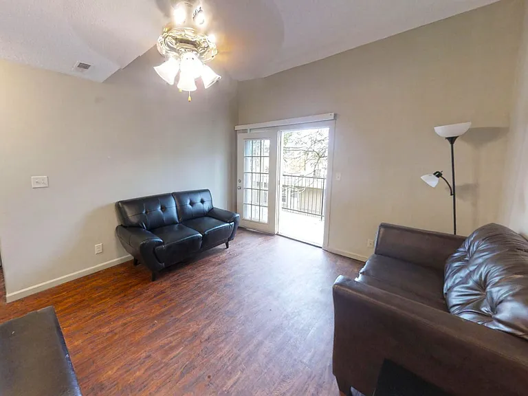 211 E Clark St — Photo 11