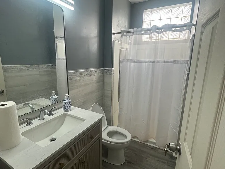 822 Adelaide St — Photo 2