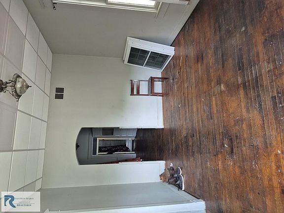 5th image of 300 Campbell St