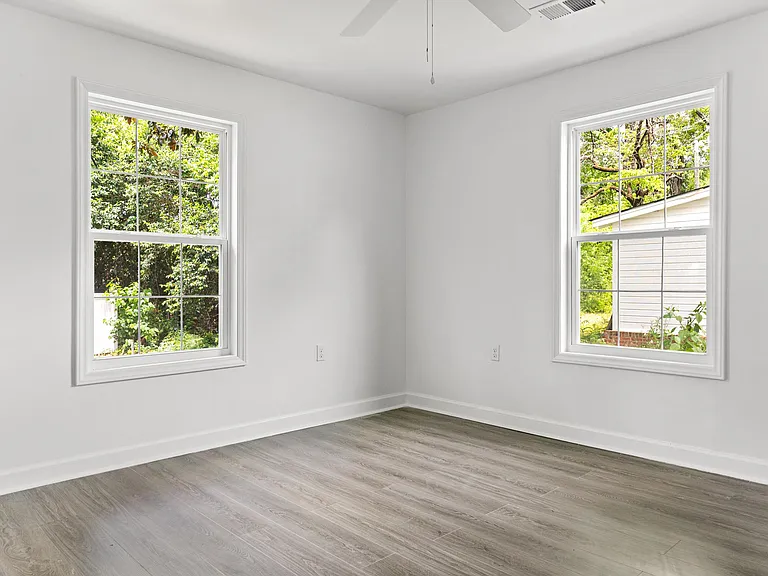 565 Louis St — Photo 25