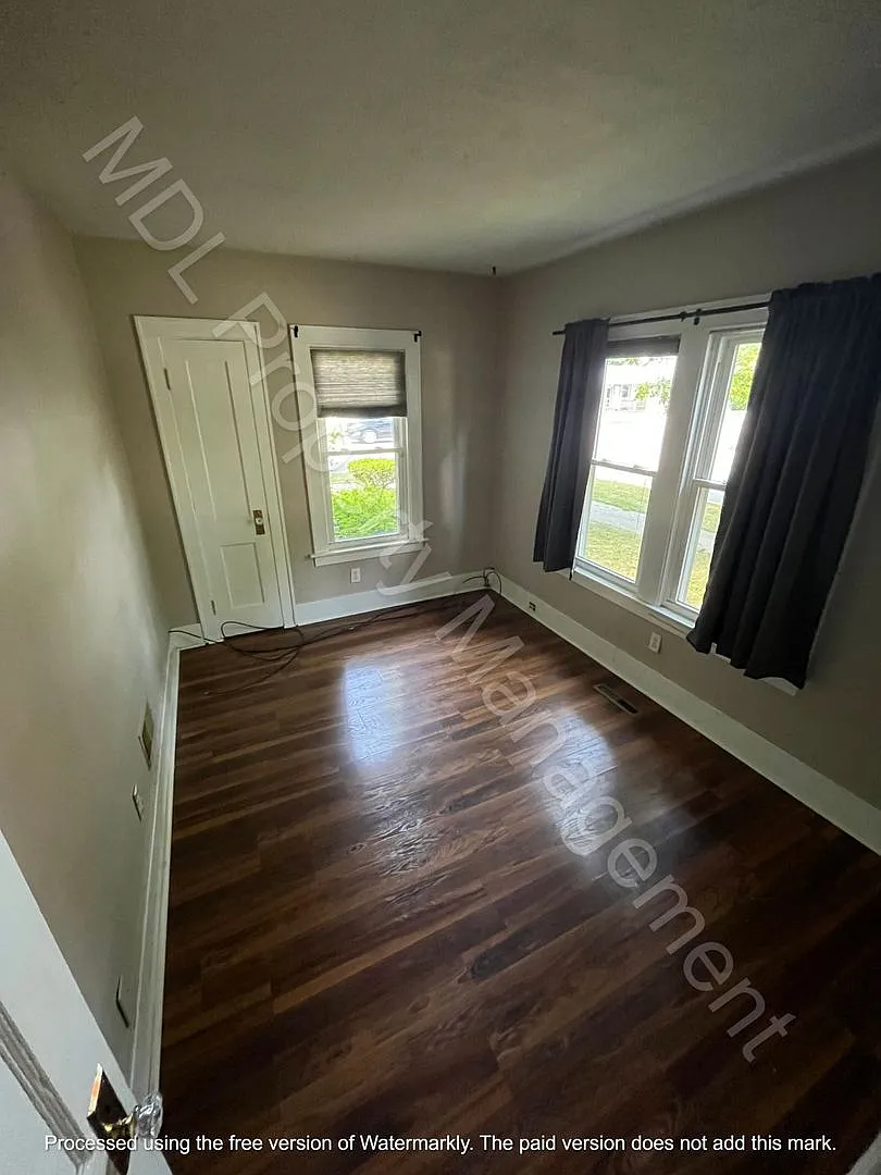 2 Bedroom Home with 2 Car Garage & Fenced Yard — Photo 4