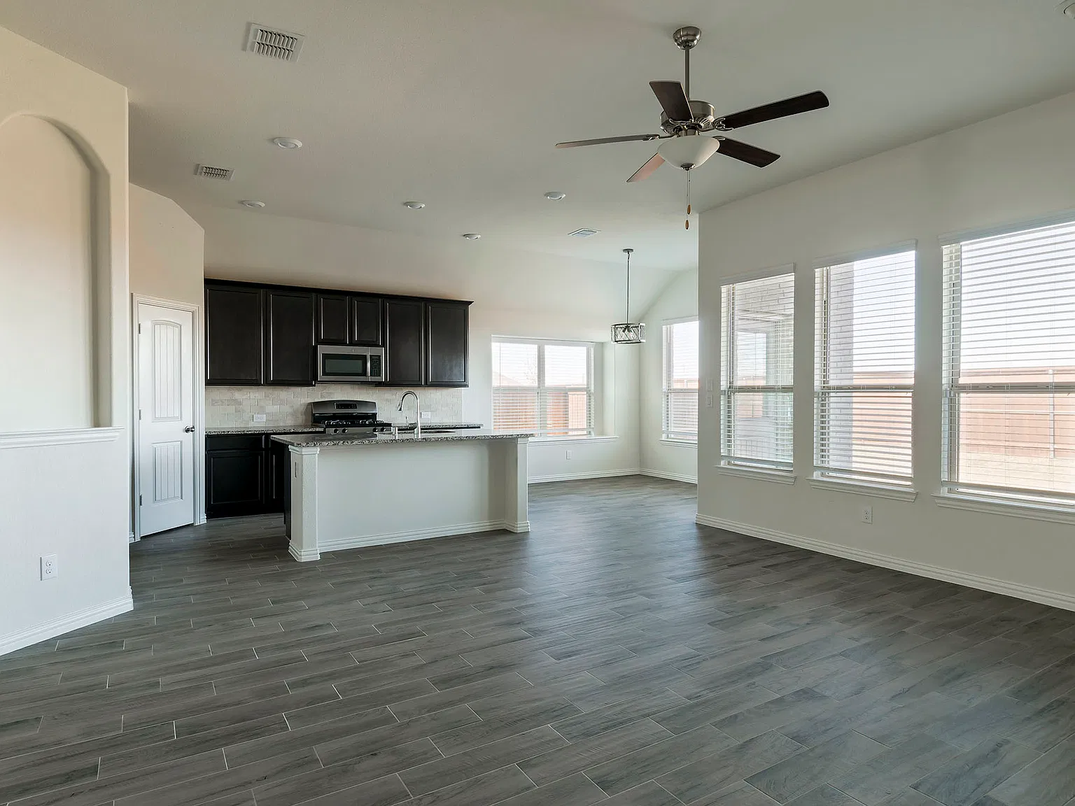 4 bed, 2.5 bath, 2143 sqft, $2,400 — Photo 4