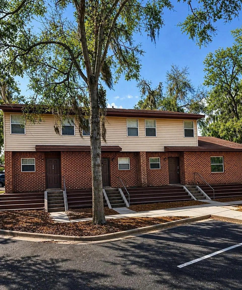2 bed, 1.5 bath, 938 sqft, $1,379 — Photo 1