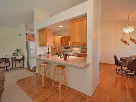 4th image of W240N2350 E Parkway Meadow Cir