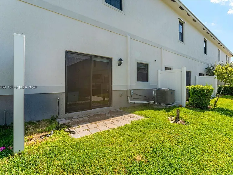 617 SW 11th St — Photo 17