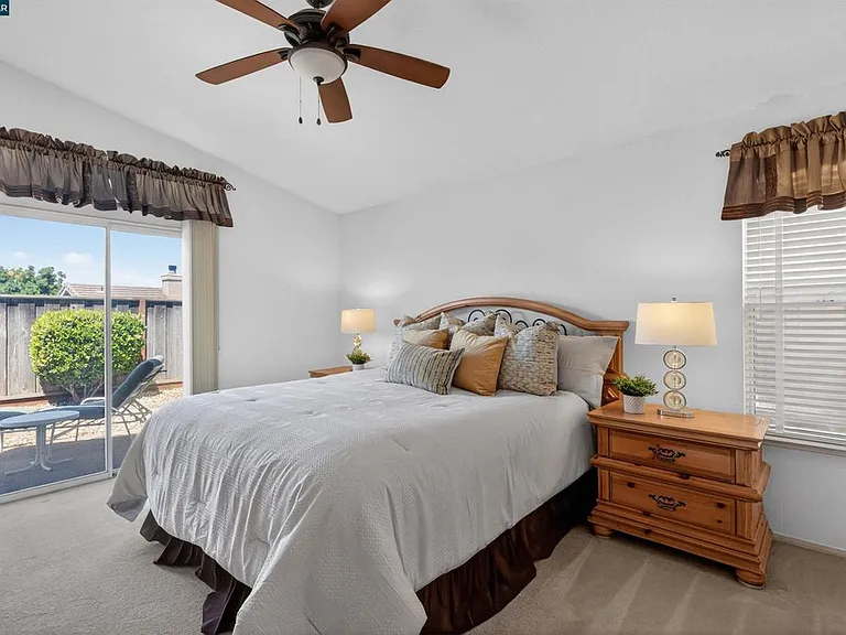 549 Burdick Dr — Photo 20