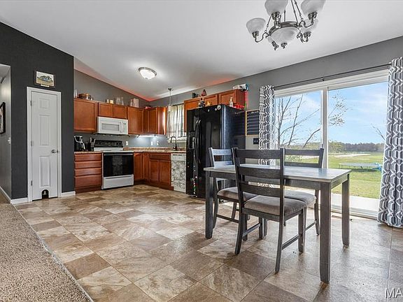 5th image of 90 Willow Springs Dr