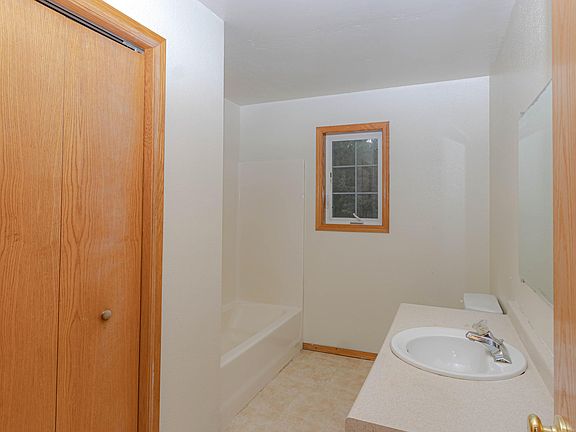 5th image of 550 E Gilman St