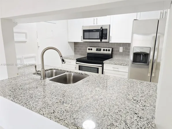 8877 Fontainebleau Blvd APT 202, Miami, FL 33172