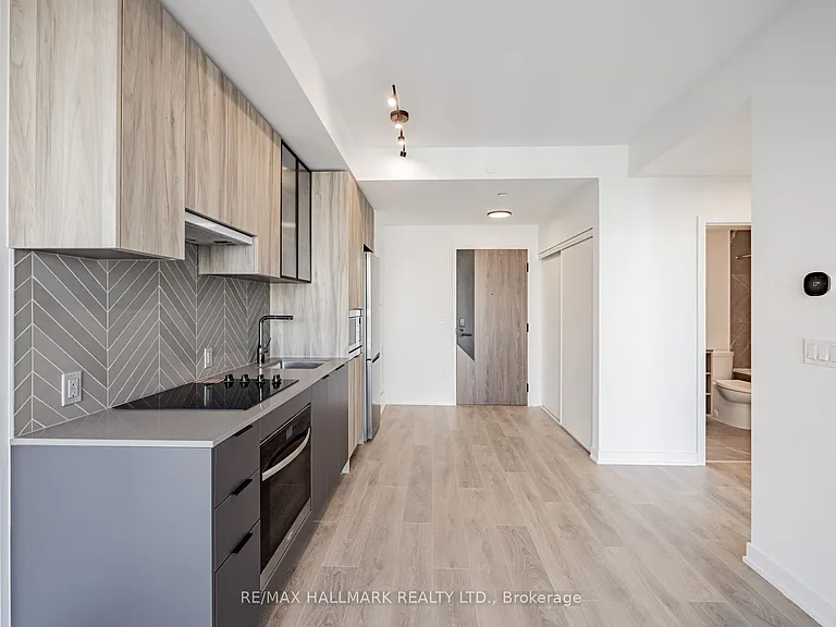 1037 The Queensway #720 — Photo 5