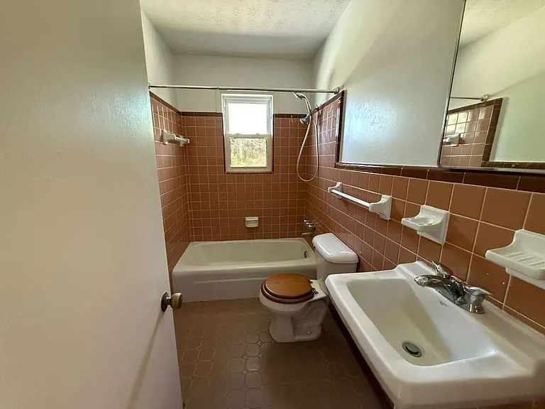 1439 Peacock Rd — Photo 7