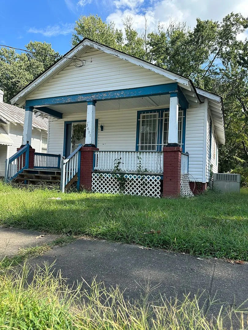 2 bedroom house with central ac/heat, laundry, nice back yard — Photo 1