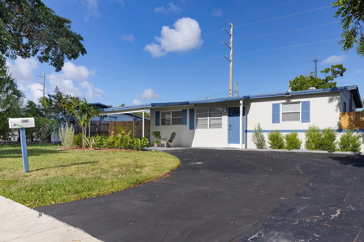 Building Photo - 4120 NW 10th Ter