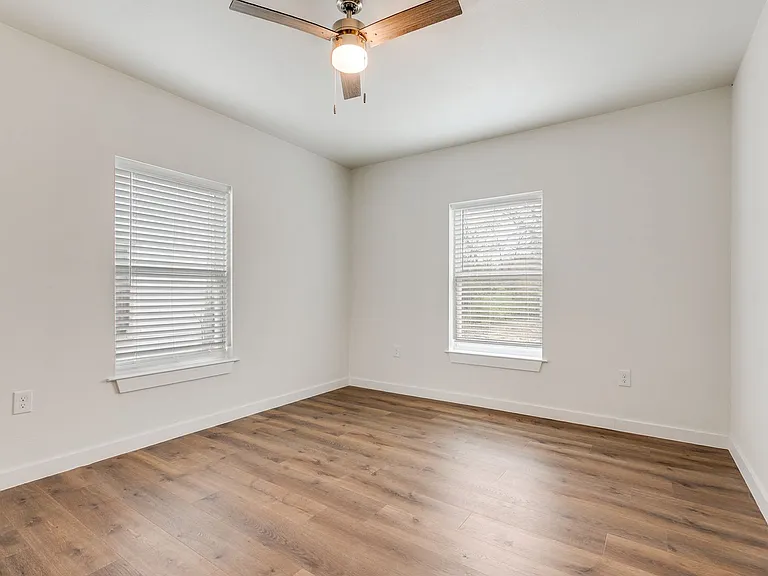 Renovated 2 Bedroom Downstairs Duplex in Los Angeles Heights — Photo 6