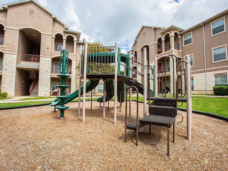 Town Square Apartments — Photo 28
