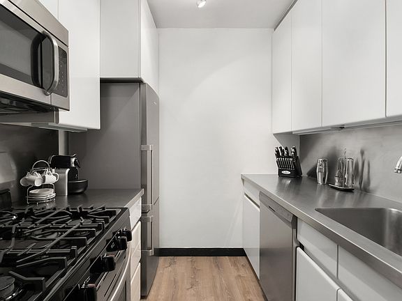 5th image of 101 W 12th St APT 16G