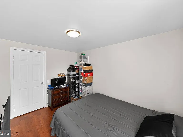 2523 Robinson Pl — Photo 8