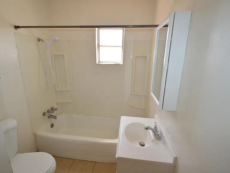 1150 N Santa Rosa Ave — Photo 4