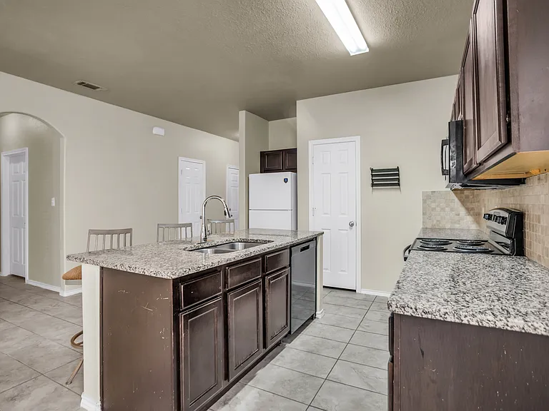 2049 Meadow View Dr — Photo 14