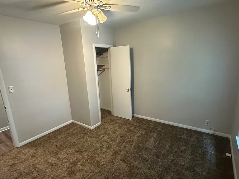 Great Oconomowoc 2 bedroom Upper Unit Next to Downtown Oconomowoc — Photo 7