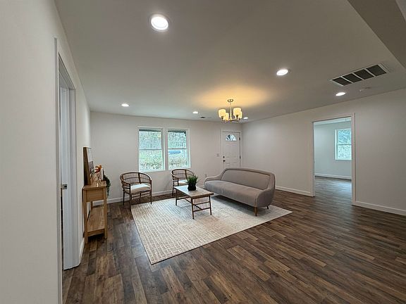 5th image of 205 Seneca Ct