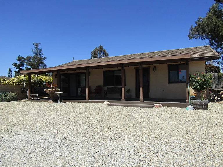 225 Cyclone St — Photo 1