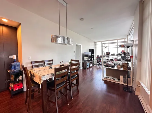 2077 Rosser Ave #3201, Burnaby, BC V5C 0G6