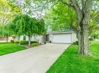 901 Seneca Dr, Crown Point, IN 46307