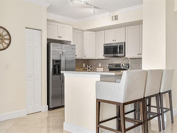 5th image of 651 Okeechobee Blvd APT 1004