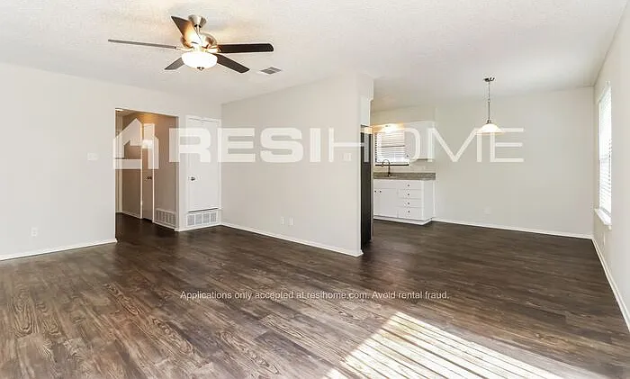 701 S Perkins St — Photo 4