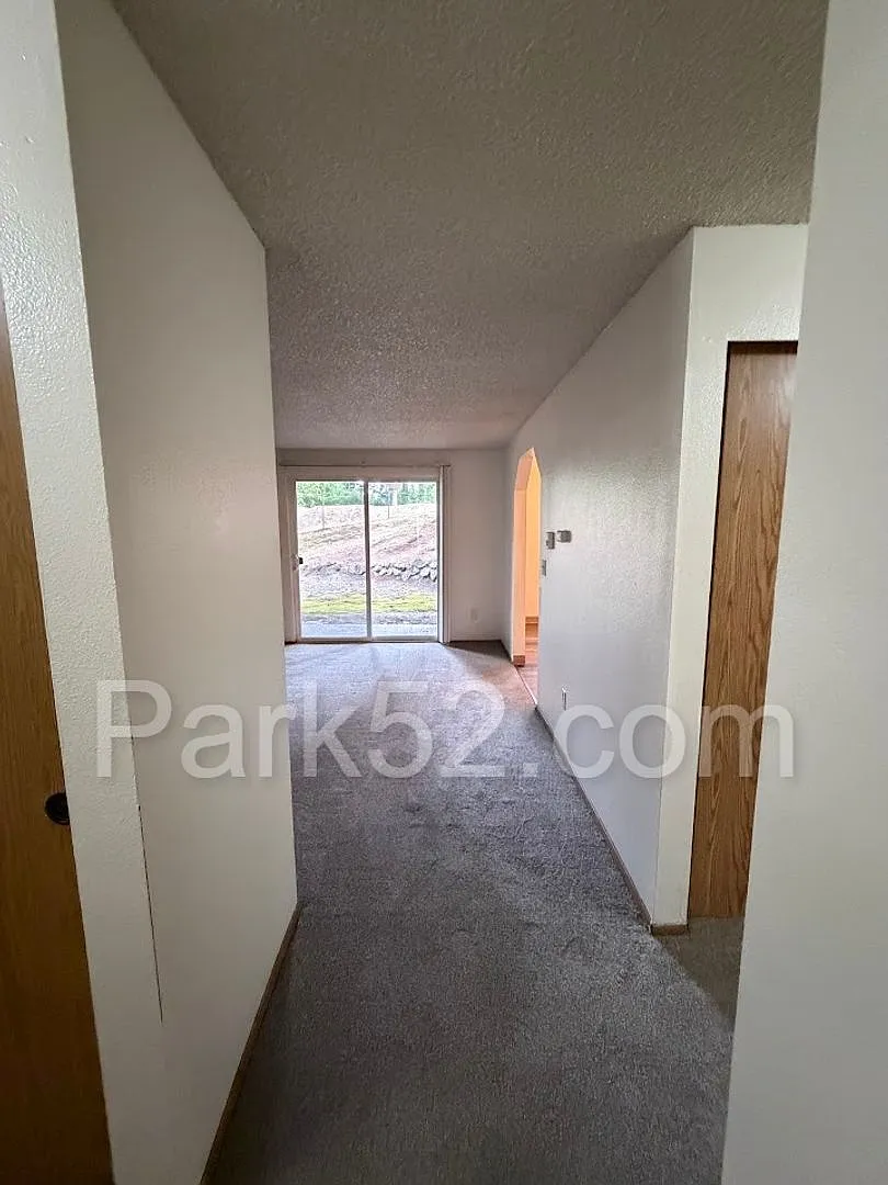 1/2 Off First Full Month's Rent! Lower Level 2 Bedroom 1 Bathroom Apartment — Photo 4